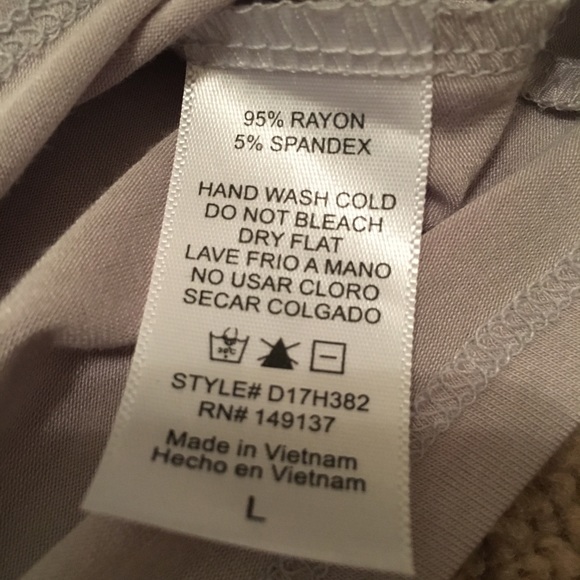 NWOT Short Sleeve v-neck Top tied at the bottom - Picture 3 of 5